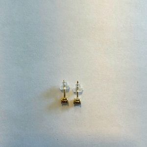 Round brilliant diamond stud earrings